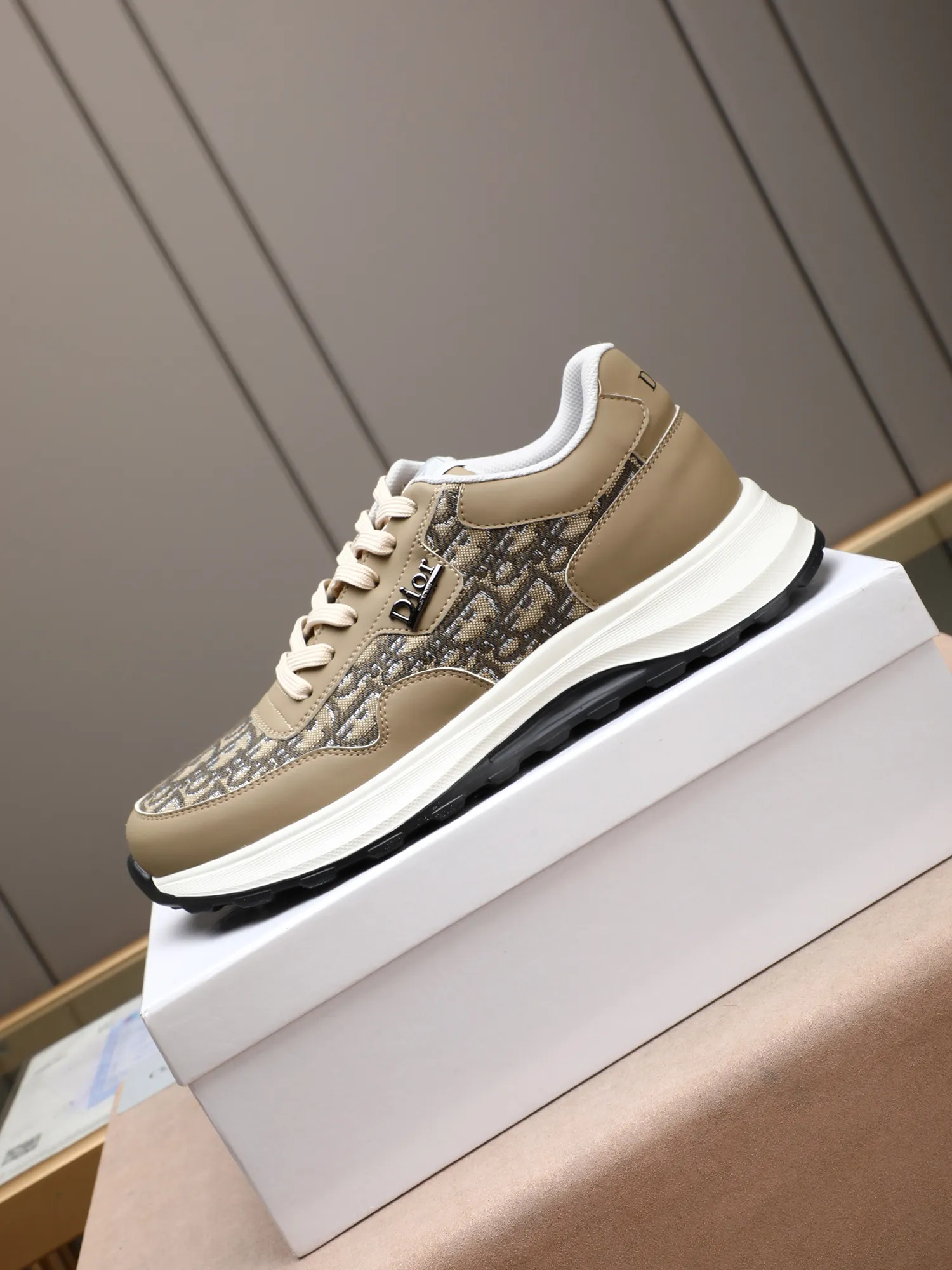 🆕🆕🆕Men's Shoes💰P460 Dior's avant-garde and versatile fashionable men's shoes are privately modeled, calfskin stitched with Dior's special waterproof fabric, fashionable, simple, stylish, eye-catching and classy. It will subvert old ideas and be a must-have for fashionistas who want to spend time with you! Must keep it for yourself! High-end comfort but low-end, high-end quality workmanship. Code number: 38-44 (45 customized) 4 colors for your choice [kiss][kiss][kiss]